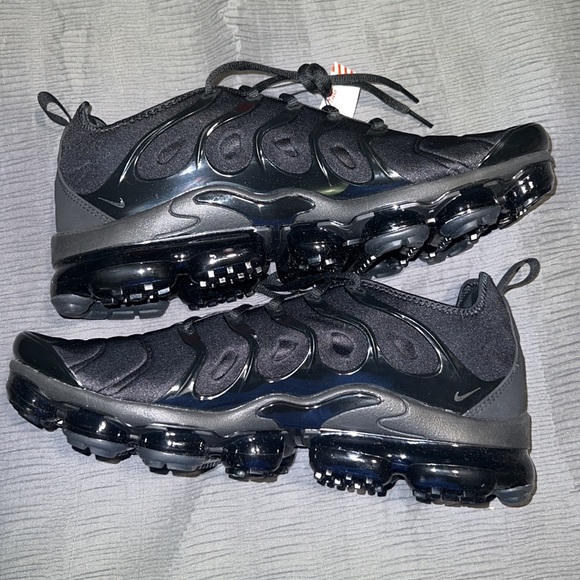 Mens size 13 black Nike sneakers main image 4